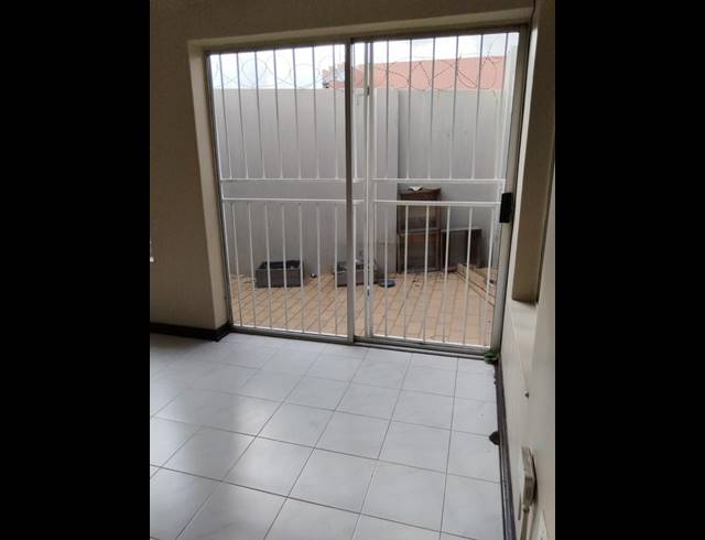 1 BEDROOM PROPERTY TO RENT IN FLORIDA LAKE